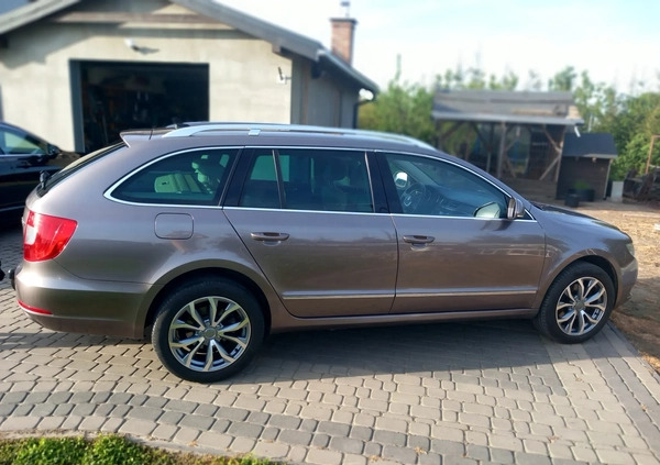 Skoda Superb cena 31900 przebieg: 278000, rok produkcji 2011 z Dzierżoniów małe 211